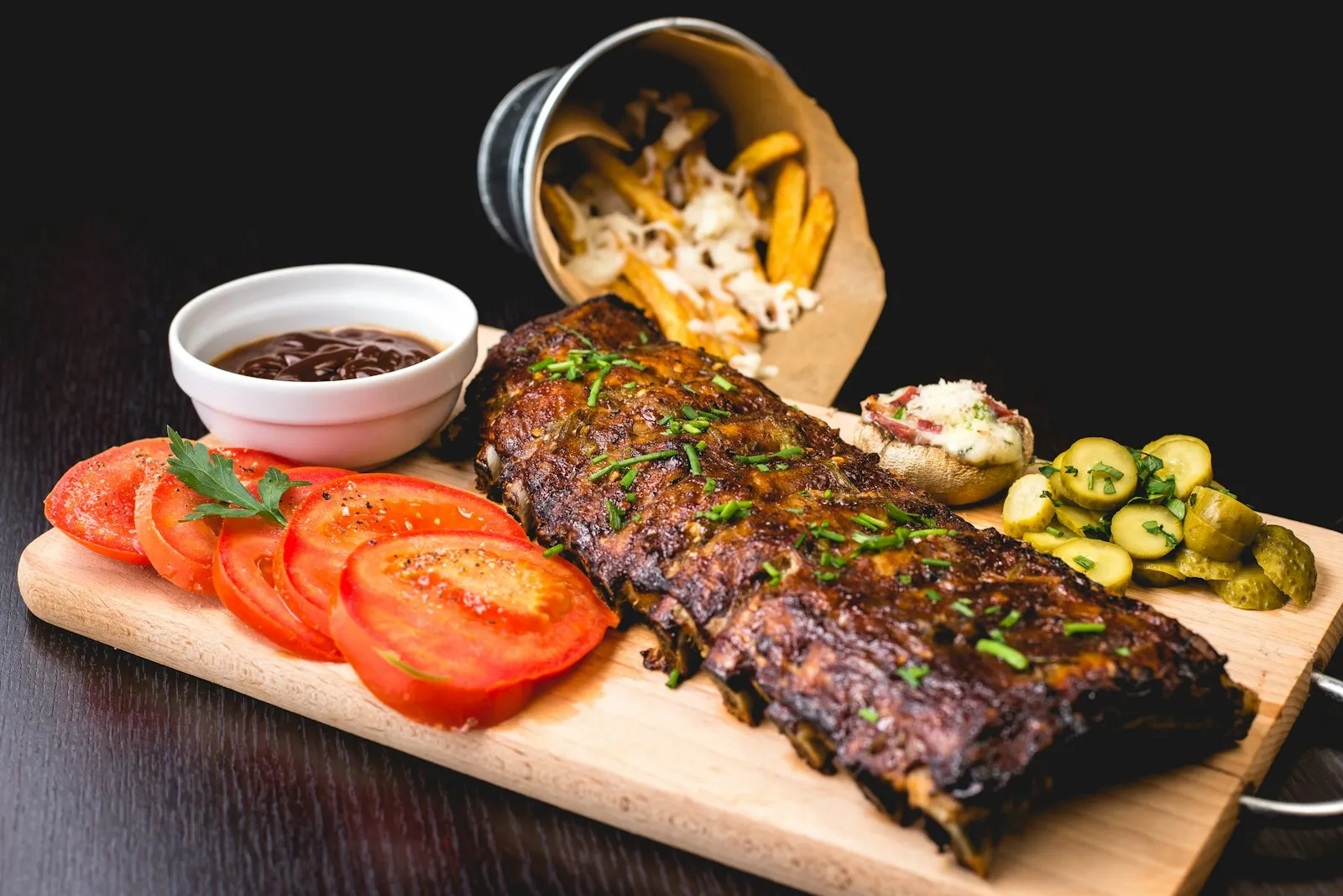 Costillar a la brasa sobre tabla de madera